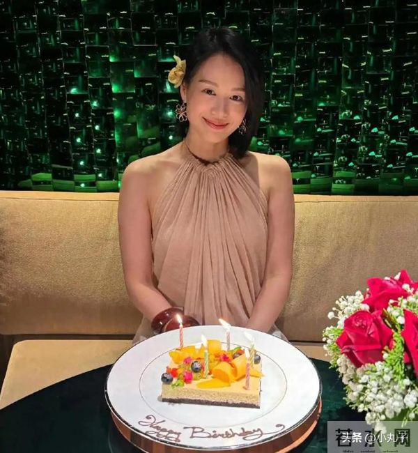 李承德为老婆胡杏儿庆祝生日，手腕金镯抢镜，满满的幸福味道