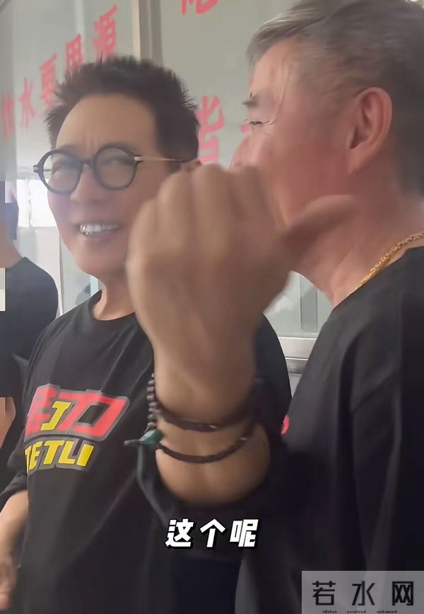 62岁李连杰探班吴京,俩人花5块钱同吃一盘饭,看模样年轻了不少