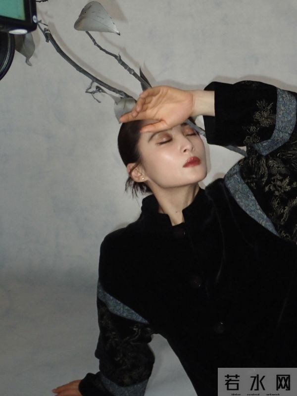 蒋勤勤今日份营业美照,成熟有气质