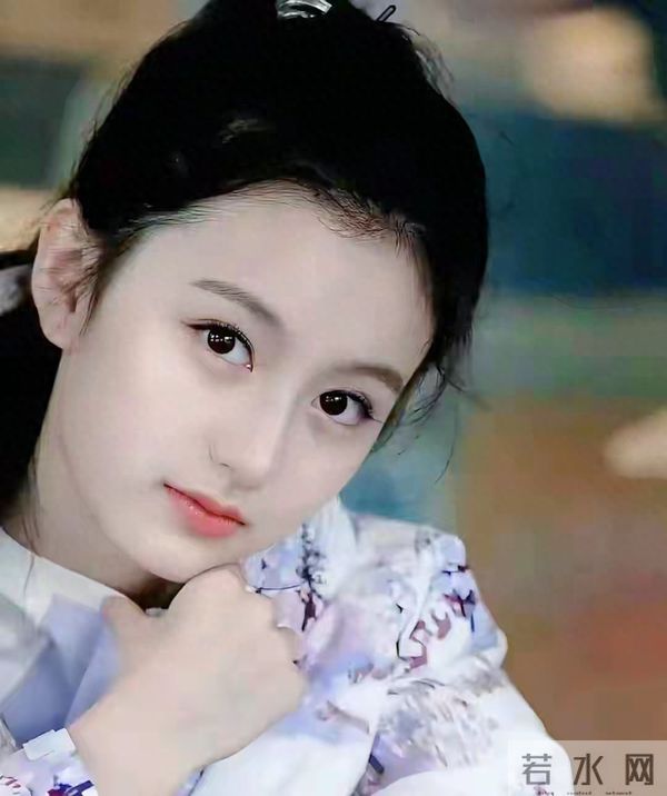 连演多部热播剧的白痴佳欣:168cm的清爽身材和独特的骨骼美!