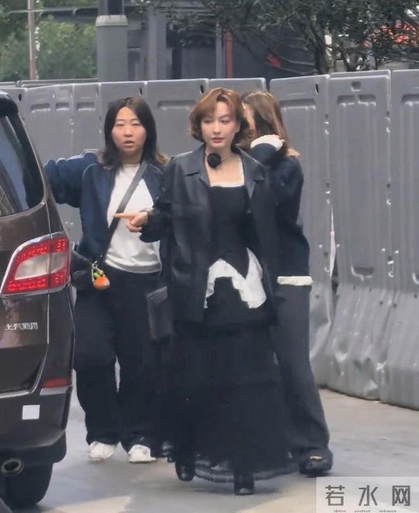 吴昕在长沙被偶遇，她真的好瘦啊，脸圆圆的，身材真好，看着好美