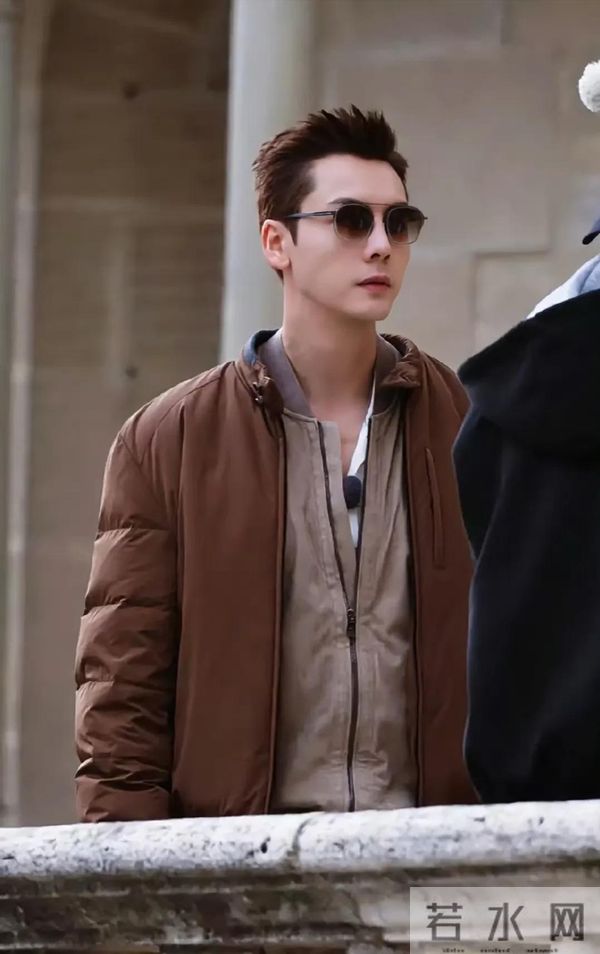 39岁陈伟霆在佛罗伦萨古董市场被偶遇，腰板挺直，年龄越大越帅了