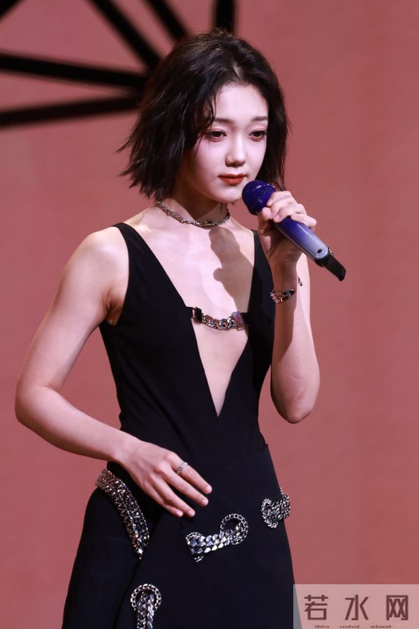 希林娜依高，音乐盛典舞台美图，深V美腿好有型