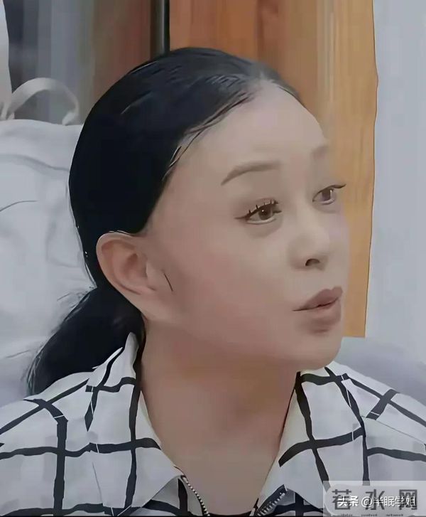 刘晓庆一天吃一斤肉，同龄人夸她年轻，摘下假发真容曝光