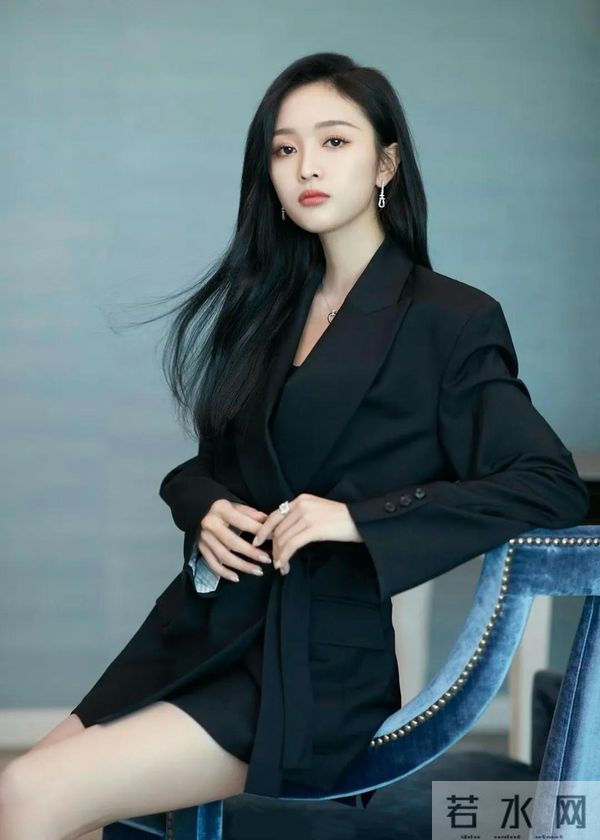 吴宣仪黑西装造型又美又飒