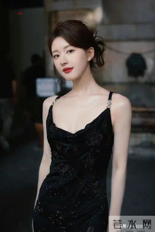 27岁赵露思太丰满，黑色紧身裙都兜不住好身材，难怪直男都喜欢她