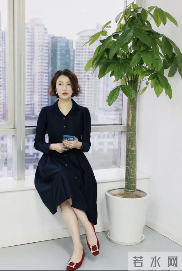 有人记得这位上海美女主持人吗,身材保养的很好,50多岁魅力无限