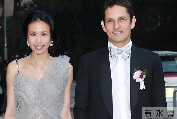 55岁莫文蔚现身香港!生图皮松肉垮自然老去,穿透视装身材干瘪