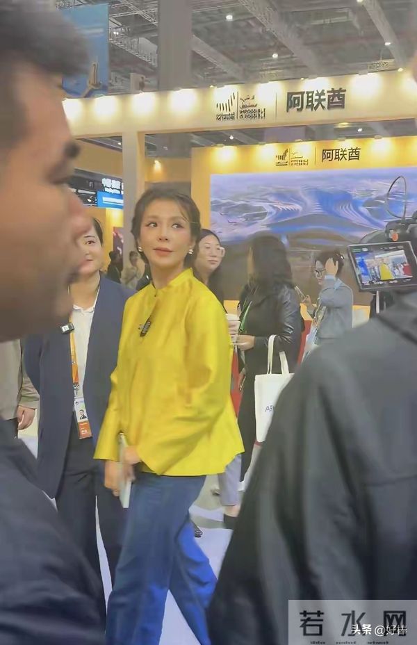 52岁朱迅现身上海进博会，穿黄色新中式上衣，尽显知性温婉与大气