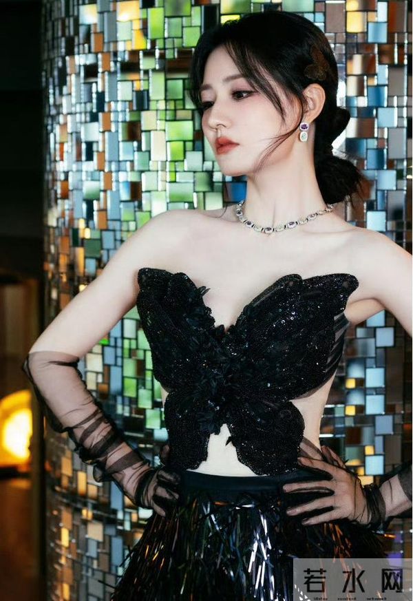 徐璐锁骨好深!能养金鱼,优雅又迷人!