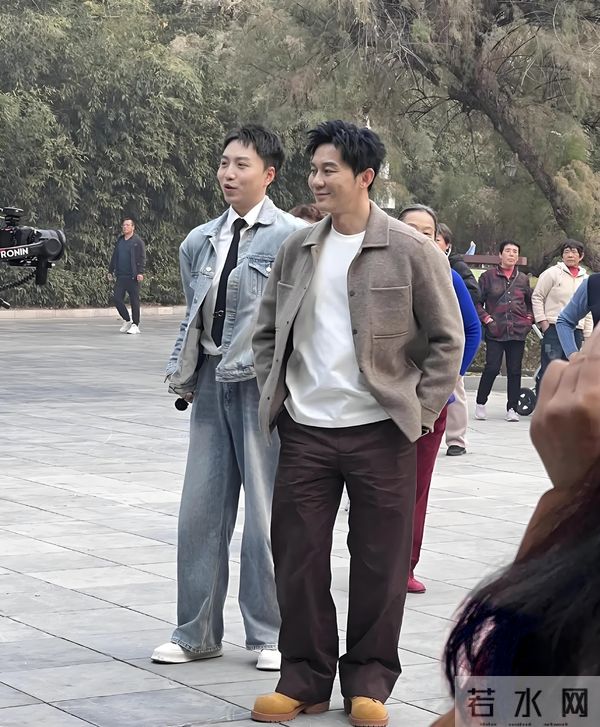 46岁李晨北京公园被偶遇,帅气有型魅力足,引得一群大妈热情围观