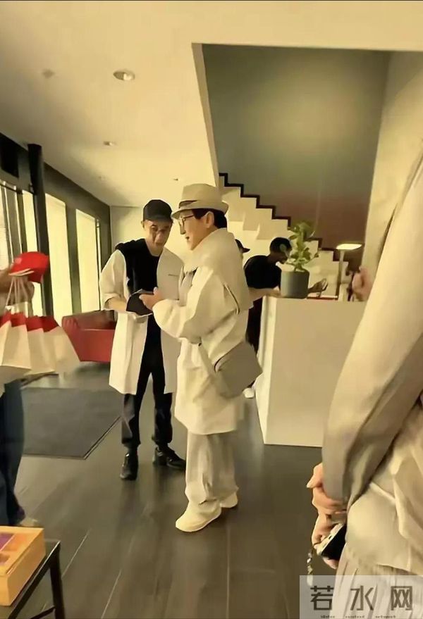 71岁成龙在瑞士，与儿子结伴同行，房祖名瘦脱了相，与爸爸一般高