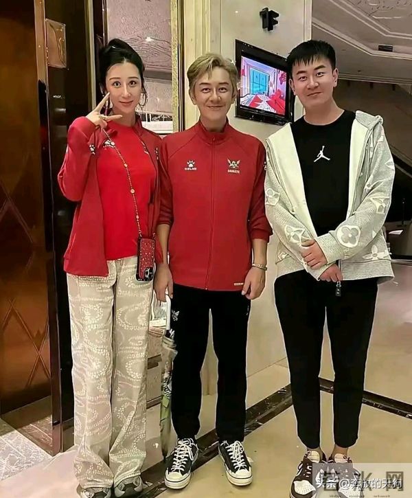 56岁陈浩民和老婆蒋丽莎入住一家豪华酒店，这次露面状态非常差