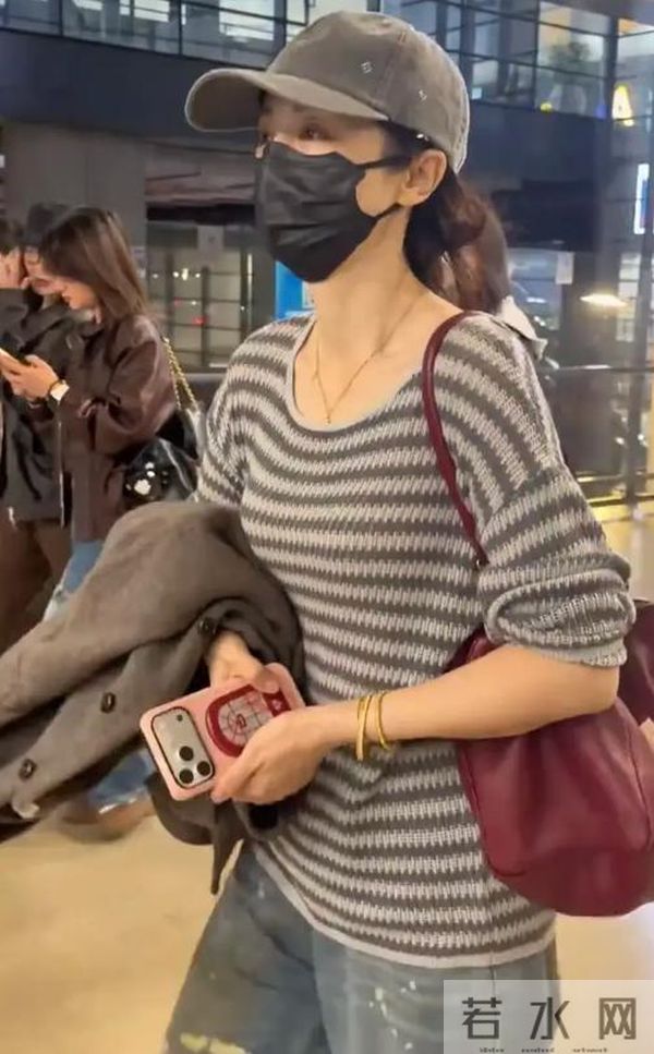 董璇被传怀上二胎现身机场!特地脱下外套回应