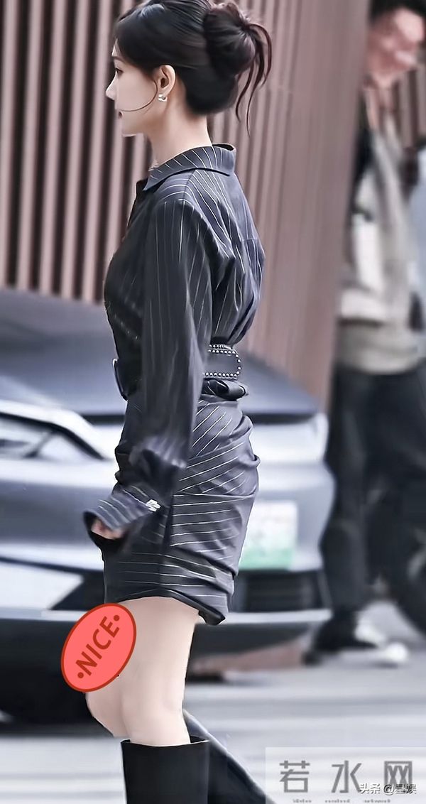 李一桐高丸子头,身穿深色条纹衬衫裙,丸子头清爽利落