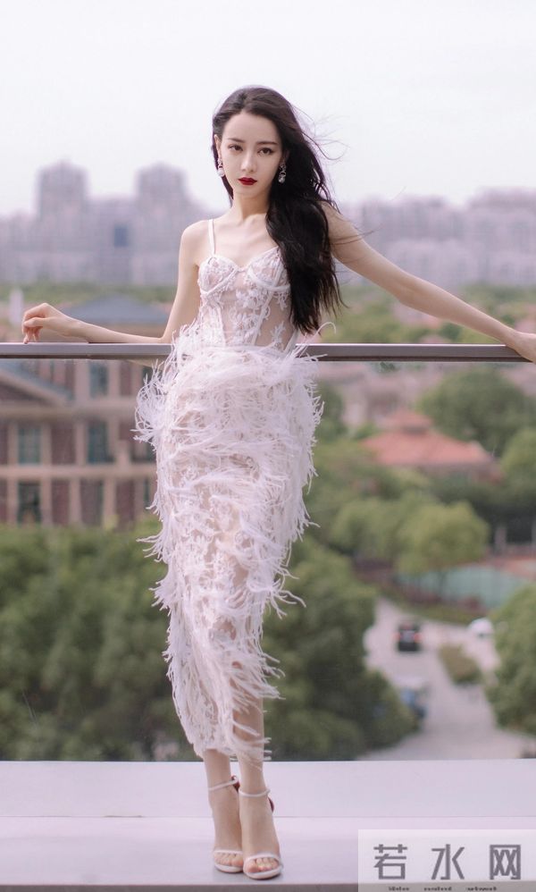 迪丽热巴性感蕾丝小吊带