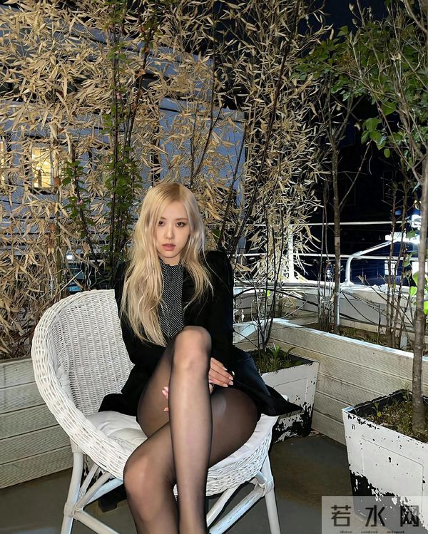 朴彩英大腿很粗的腿型叫酒杯腿,配上黑丝袜高跟鞋很诱惑