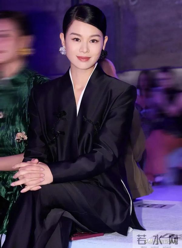 胡杏儿46岁生日甜炸!杏儿耳别黄花好年轻,一脸幸福!