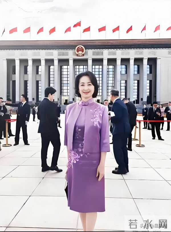 官媒发文,63岁何超琼再破天花板,让许晋亨和整个豪门圈刮目相看!