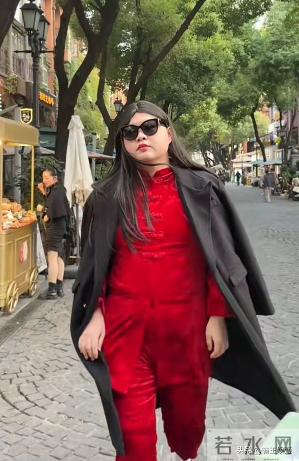 李湘回娘家,客厅大得像酒店大堂,悄咪咪的又炫了一把“富”