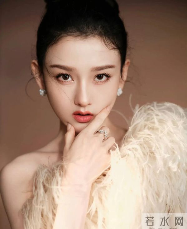 这身毛絮礼服,宋祖儿像是为落入凡间的精灵特意织就