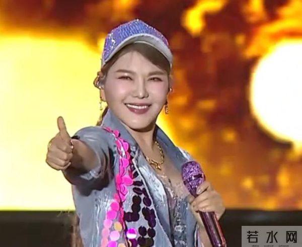 “躲汉子”乌兰图雅:从央视力捧到网友群嘲,42岁再陷陷桃色新闻