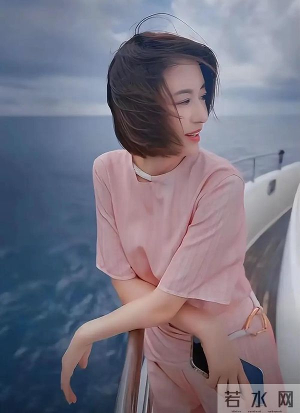 46岁前央视主持人张蕾出游状态超绝，高挑时髦、气色红润显年轻