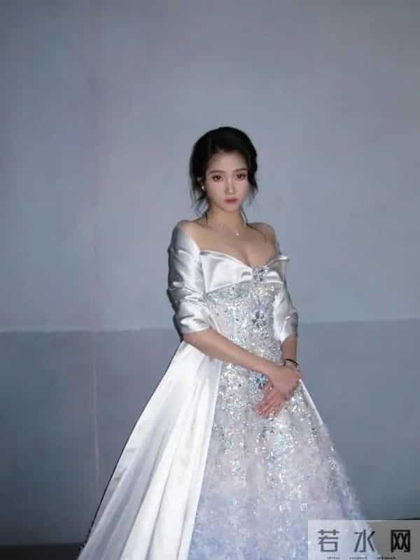 关晓彤银裙造型杀疯了！这还是你认识的"国民闺女"吗？