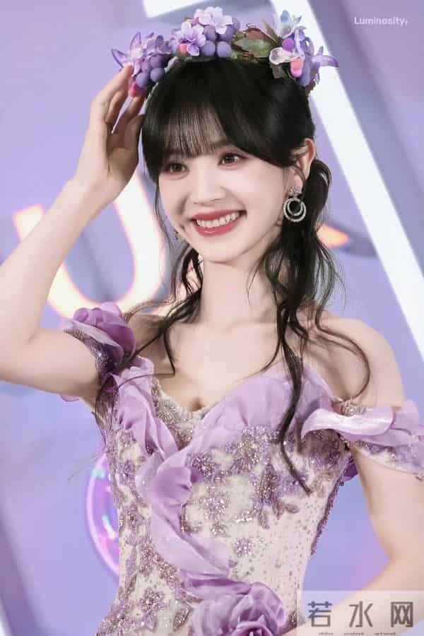 田曦薇“像刚放学的学姐”:白Polo+素颜感妆,美得毫不费力