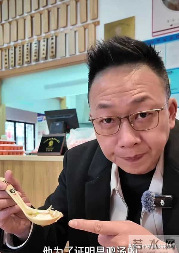 他曾是央视主持,却因“任性”引起领导不满,今54岁在街头当吃播