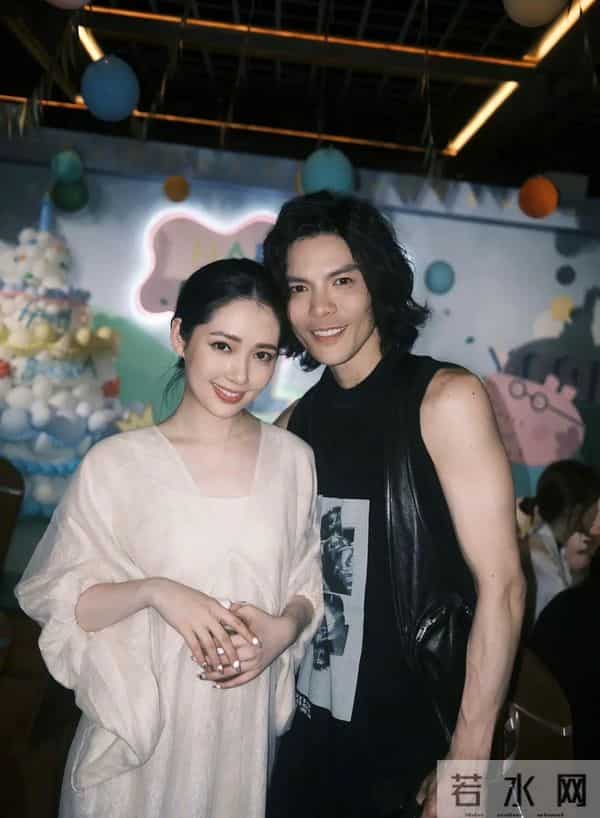 向佐这是爱惨了郭碧婷!新加坡游玩比老婆穿的还粉嫩,眼神粘人。