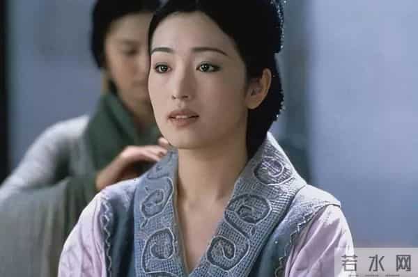 59岁巩俐现身北京公园，穿黑皮衣配透明伞，雨中喝酸奶吃冰糖葫芦