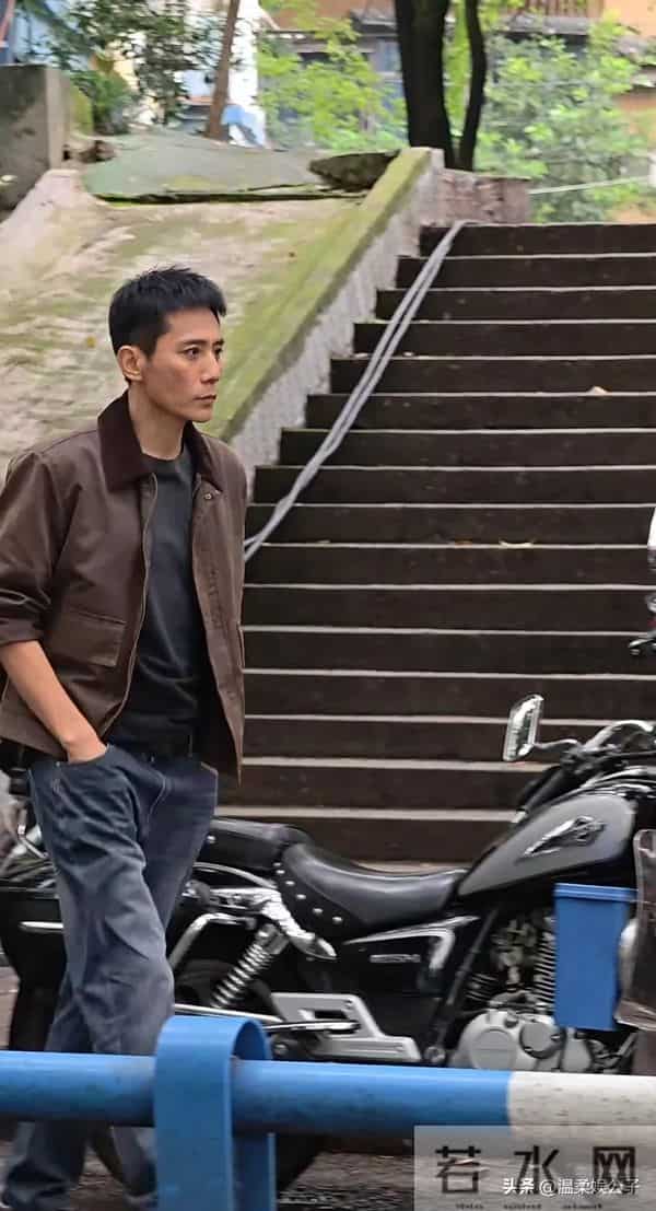 被“暴瘦”的刘烨惊艳,47岁长这样?怪不得师哥胡军一直宠溺他