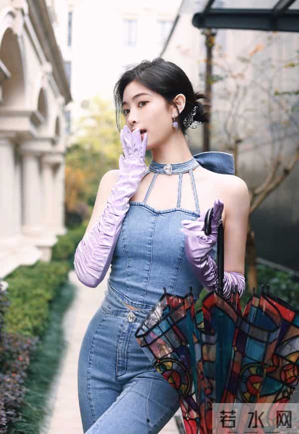 许佳琪牛仔裤高跟鞋,身材凹凸有致~