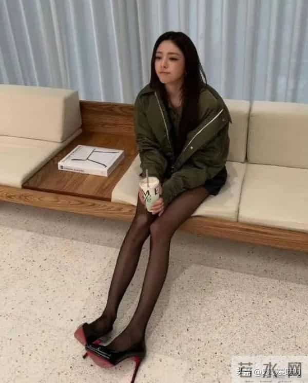 申有娜黑丝高跟鲨疯了!这大长腿P都P不了这样!