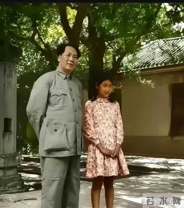 毛主席一家四口合影，四人脸上全是笑意，李讷紧挨毛主席