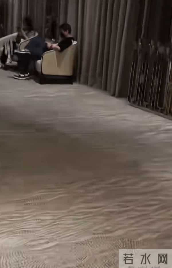 王思聪与女伴现身新加坡酒店!翘二郎腿好霸气,两人各玩各的手机