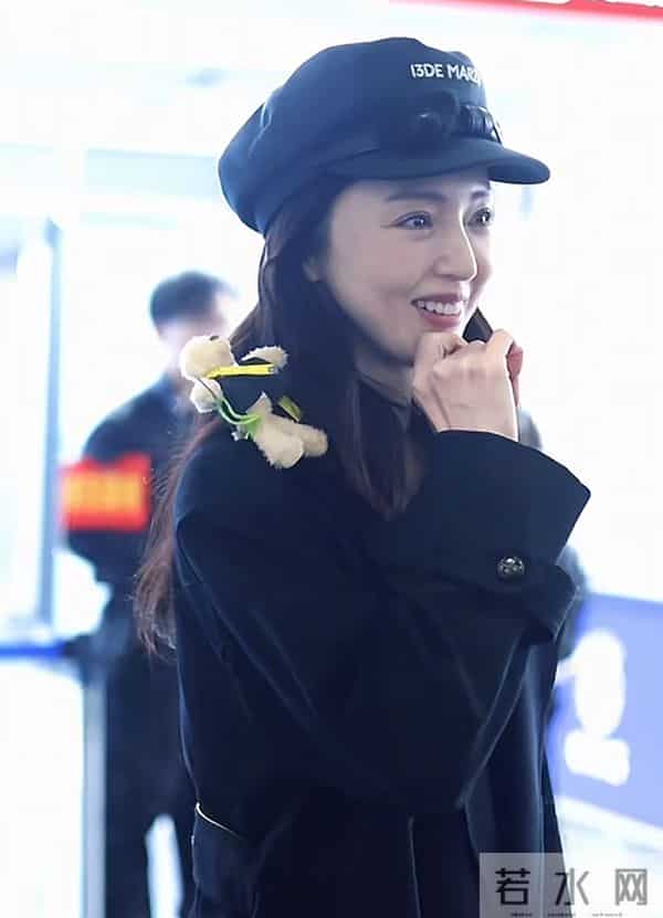 董璇过完46岁生日，现身机场，一身黑色穿搭低调，戴着帽子很可爱
