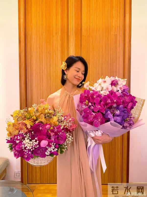 46岁胡杏儿和老公度假庆生,小腹圆润,网友猜测怀“四胎”拼女儿