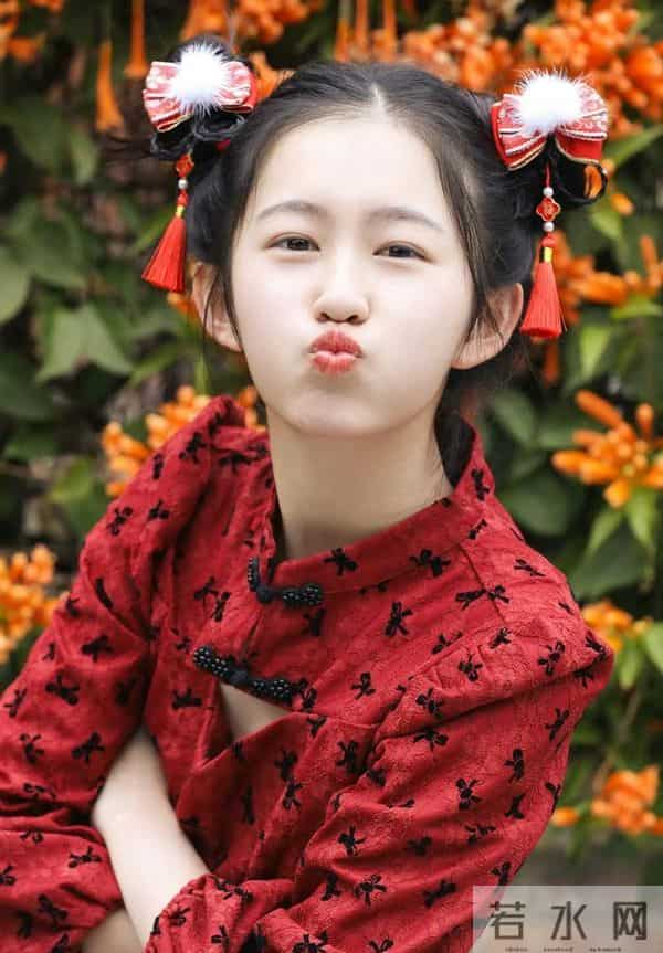 《沉默的荣耀》首获新奖,导演杨亚洲带她出圈,乖巧可爱像小公主