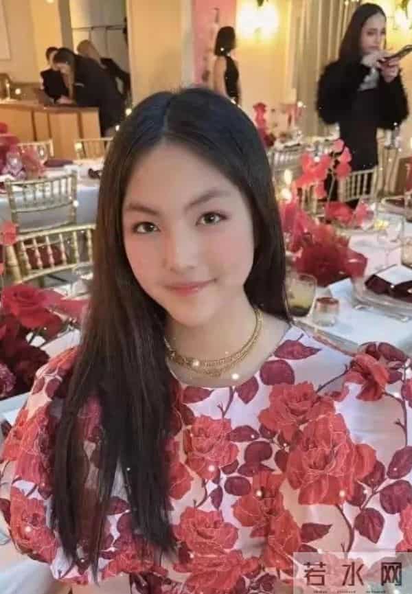 李湘女儿王诗龄已经彻底混欧美圈了,接受欧美教育,结识欧美名流