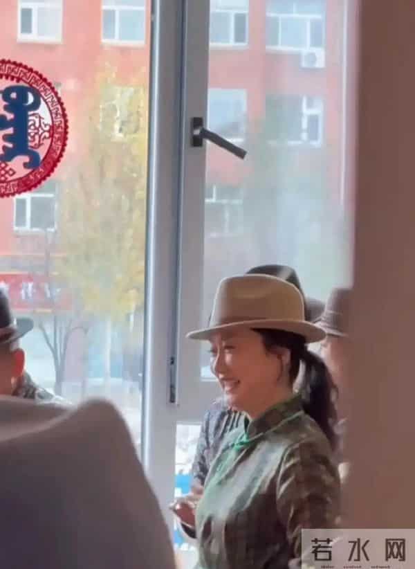 45岁玲花现身外甥婚礼,穿蒙古袍配宽檐帽松弛贵气,长胖后更美了