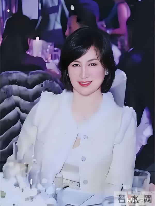 官媒发文,63岁何超琼再破天花板,让许晋亨和整个豪门圈刮目相看!