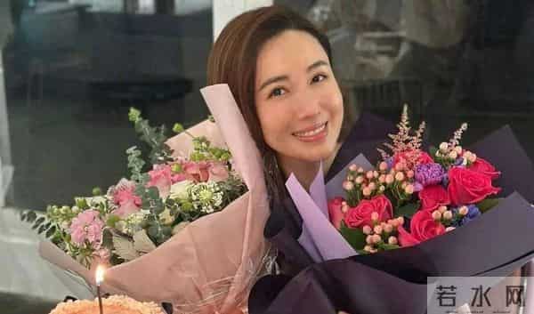 她曾是富家女,破产后选美出道,苦熬多年成主角,爱情事业双得意