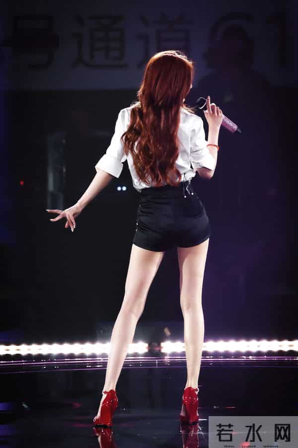 赵露思27岁生日音乐会，染红发穿衬衫热裤，用实力强势回归