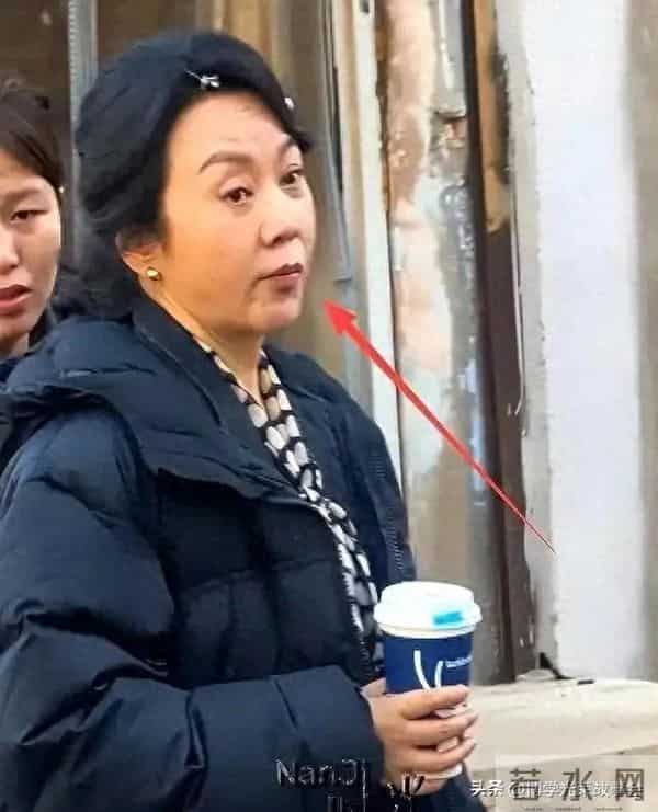 闫妮辽宁街头被偶遇 ，生图显面部浮肿状态真实