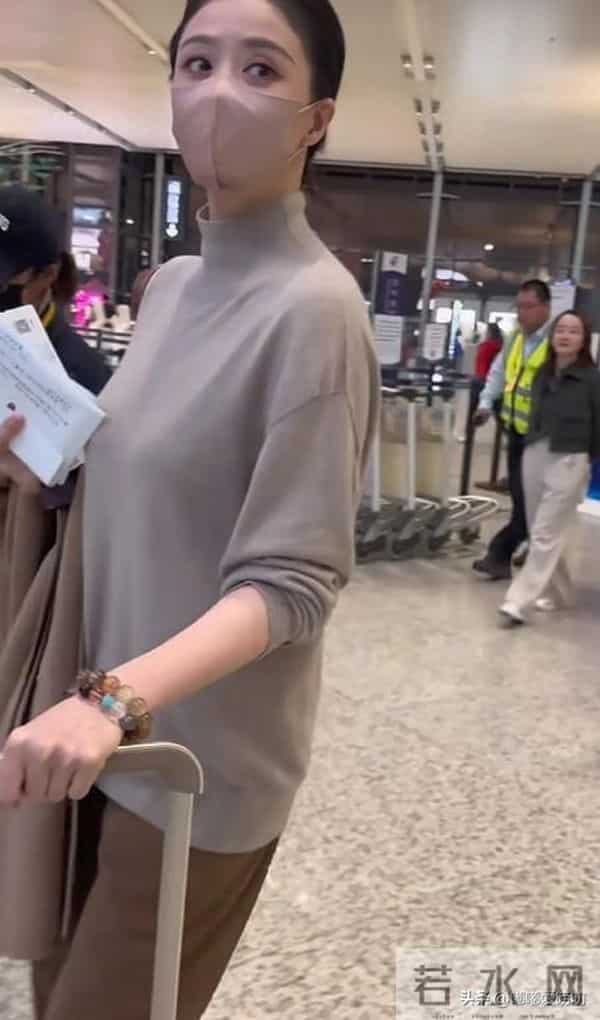 42岁蒋欣机场亮相,高领毛衣搭配阔腿裤,简约穿搭状态真的好!