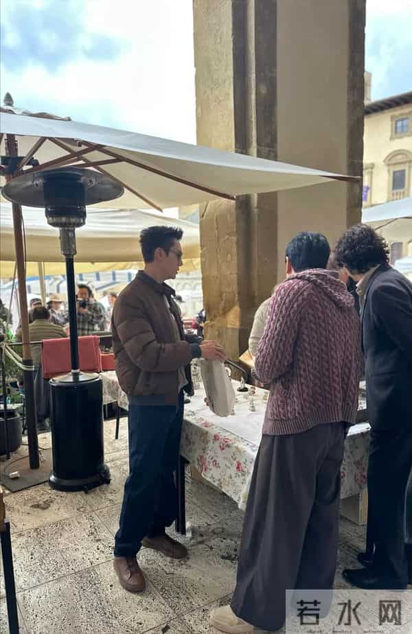 39岁陈伟霆在佛罗伦萨古董市场被偶遇，腰板挺直，年龄越大越帅了