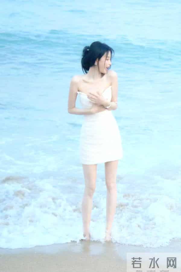 孙怡白裙海边写真