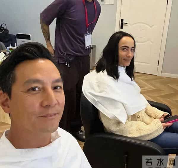 吴彦祖晒47岁老婆素颜合照，惊呆网友！男方曾称近10年没夫妻生活